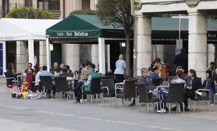 Una terraza de la Plaza San Pablo, concurrida ayer por la tarde por el buen tiempo. 