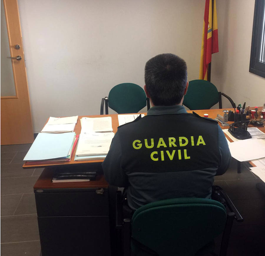 Agente de la Guardia Civil observa documentación.