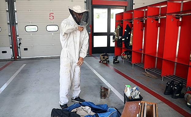 Eduardo Flecha se calza el buzo de trabajo.