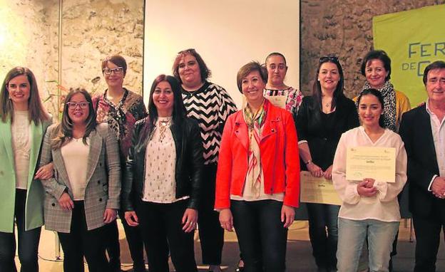 Participantes en el programa posan junto a las autoridades. 
