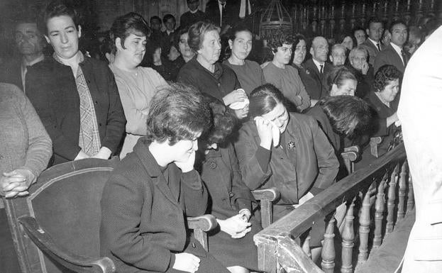 Imagen principal - Familiares de las víctimas durante el funeral. Abajo, estado del edificio siniestrado y el gobernador de Segovia, Adolfo Suárez, dirigiendo las operaciones de rescate.