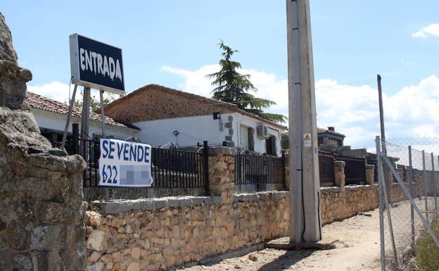 Cartel colgado en la verja de entrada al club Punto Cero, que en la actualidad está cerrado. 