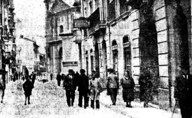 La calle Teresa Gil, con la iglesia de Felipe Neri al fondo, en 1929. 