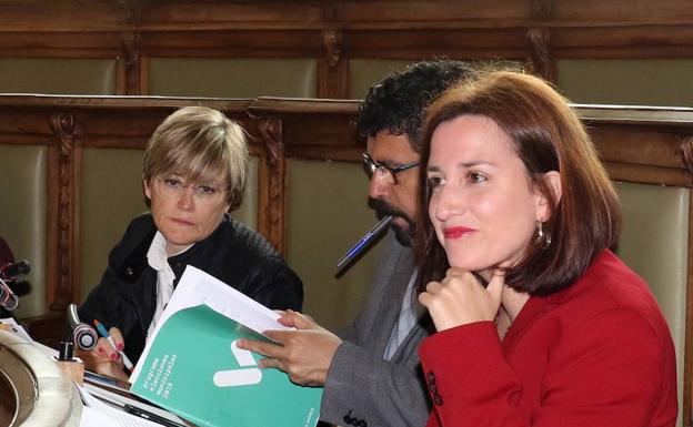 Rosalba Fonteriz, Alberto Bustos y María Sánchez, concejales de Valladolid Toma la Palabra, en el pleno de esta mañana. 
