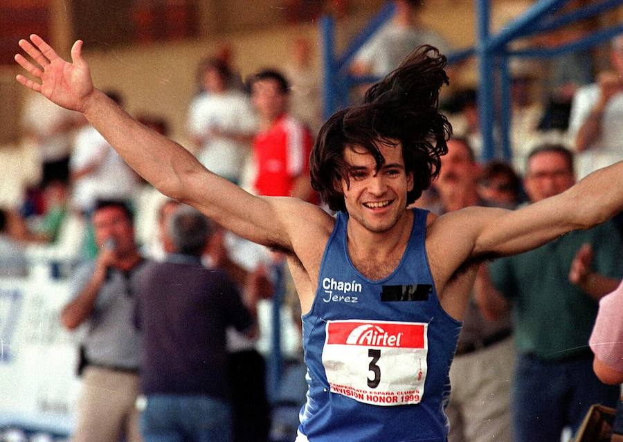 Yago Lamela establece el récord de España en salto de longitud (8,26 metros), durante una prueba celebrada en Jerez de la Frontera, en 1999.