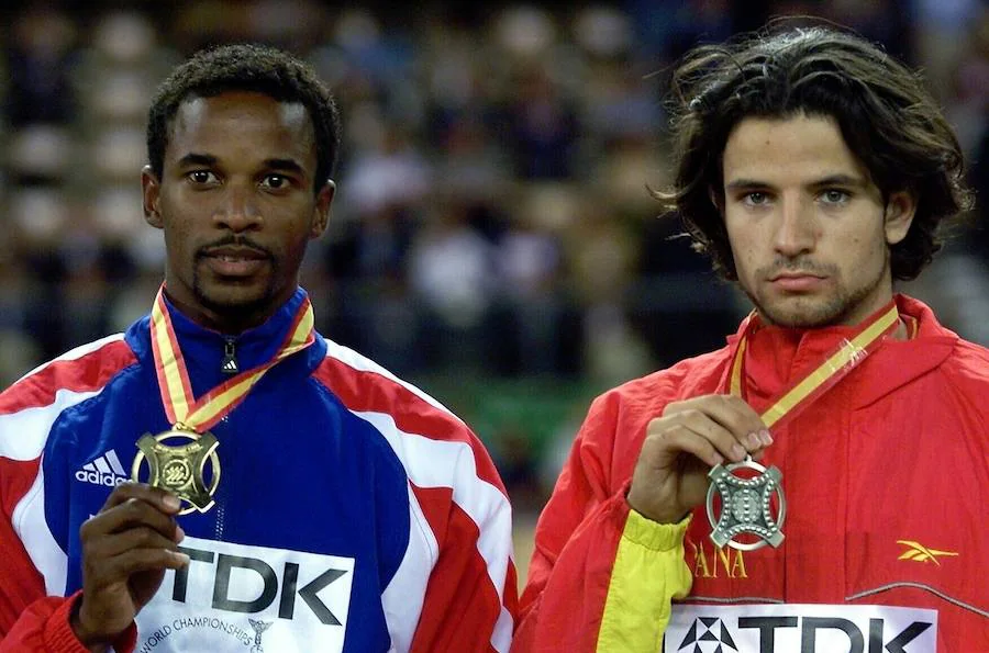 El cubano Iván Pedroso (i), medalla de oro, y Yago Lamela, medalla de plata, en el podio del Campeonato del Mundo de Atletismo de Sevilla, en 1999.