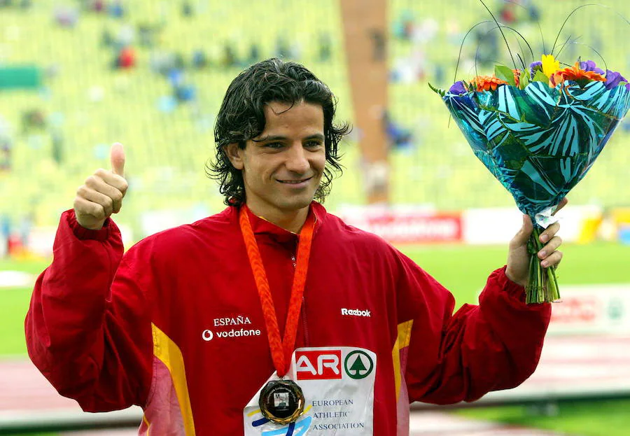 Yago Lamela, en el podio tras conseguir la medalla de bronce de los Campeonatos de Europa de Atletismo 2002, celebrados en Munich.