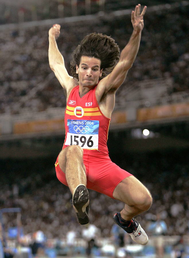 Yago Lamela en la prueba de salto de longitud en los Juegos de Atenas, en 2004.