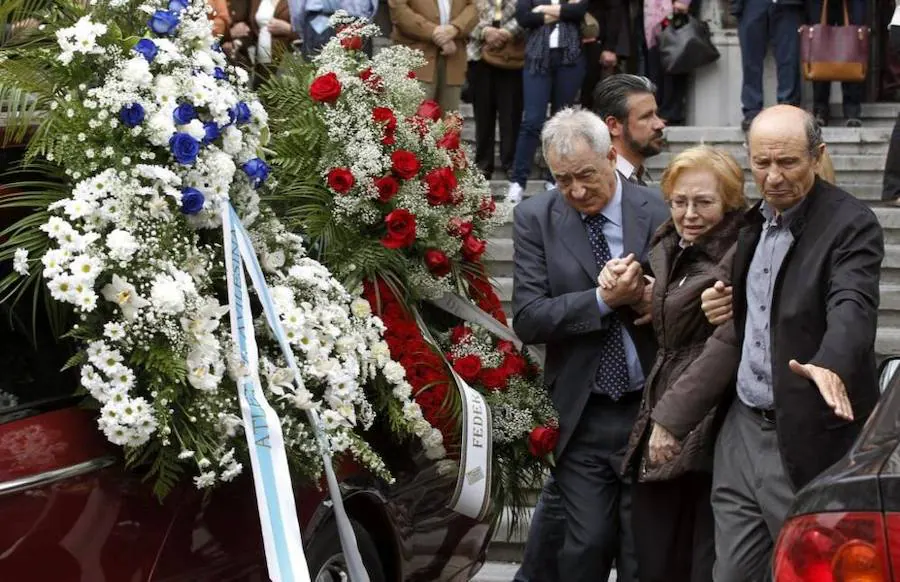 Los padres de Yago Lamela, en el funeral de su hijo, en mayo de 2014.