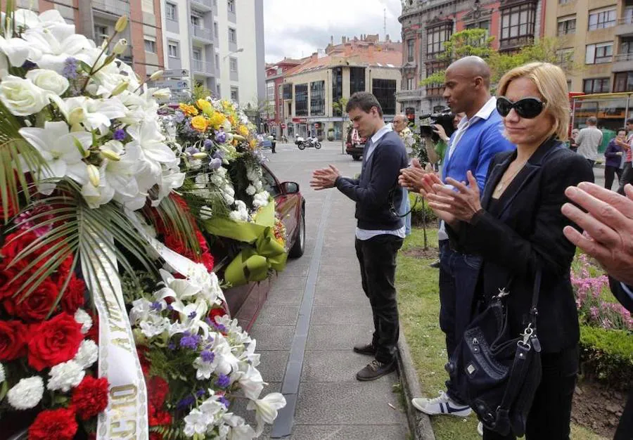 Varios atletas, con la palentina Marta Domínguez en primer término, aplauden el paso del coche fúnebre con los restos de Lamela, en 2014.
