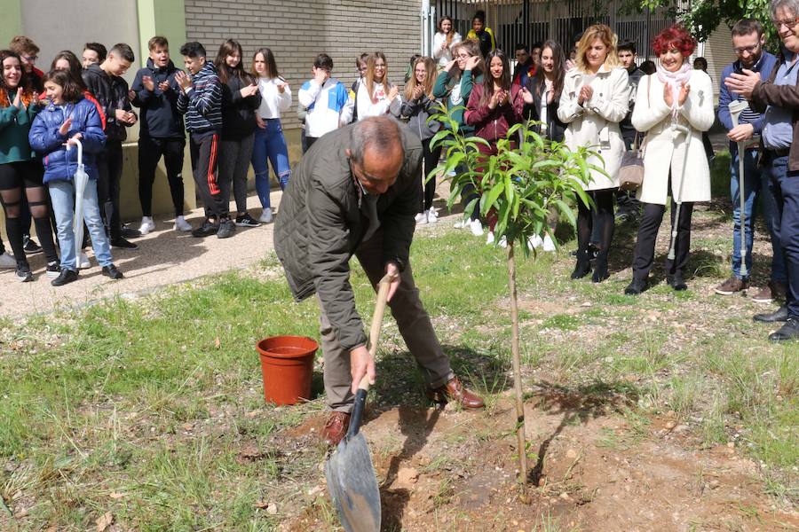 Fotos: Homenaje a Miguel Delibes en el IES Galileo de Valladolid