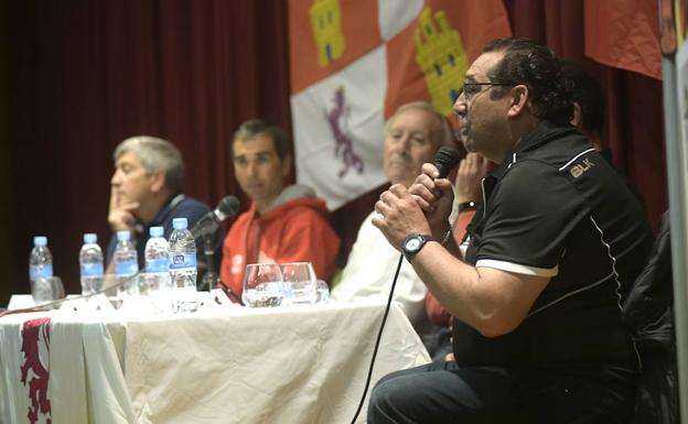 Víctor Acebes se dirige a los alumnos del centro. 