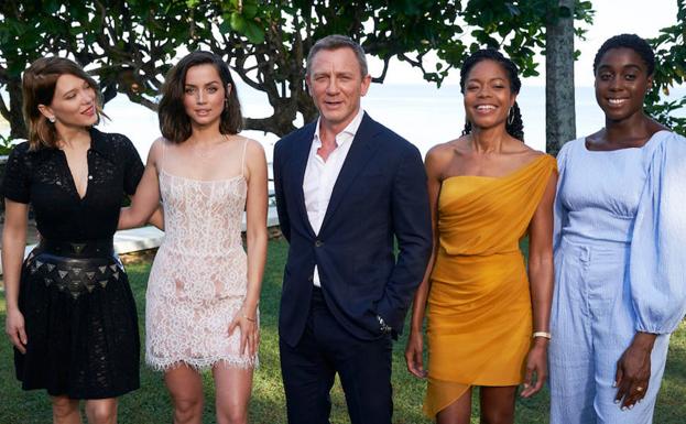 Foto de presentación del rodaje del título 25 de la saga Bond, con Daniel Craig y Ana de Armas como estrellas.