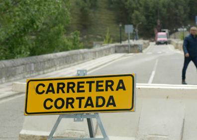 Imagen secundaria 1 - Los técnicos de la Consejería de Fomento de la Junta trabajan desde el lunes en el puente de Cabezón de Pisuerga.