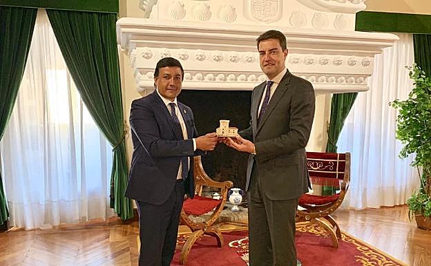 Ángel Ibáñez, presidente de las Cortes de Castilla y León, junto con el presidente de la Diputación de Ávila, Carlos García.