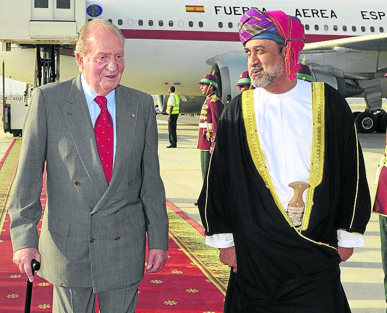 El sultán de Omán, junto al rey Juan Carlos en 2014. 