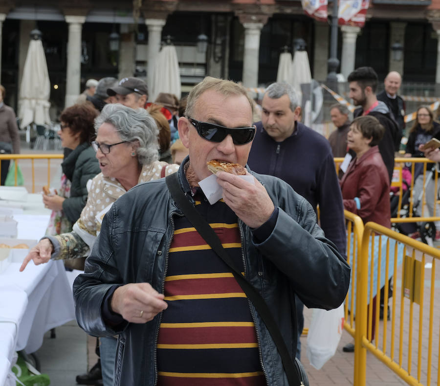 Degustación popular del dulce de la corona de San Pedro Regalado en la Plaza Mayor con motivo de las fiestas del patrón
