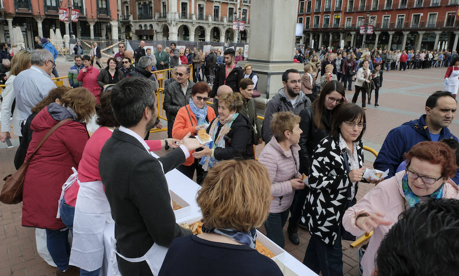 Degustación popular del dulce de la corona de San Pedro Regalado en la Plaza Mayor con motivo de las fiestas del patrón