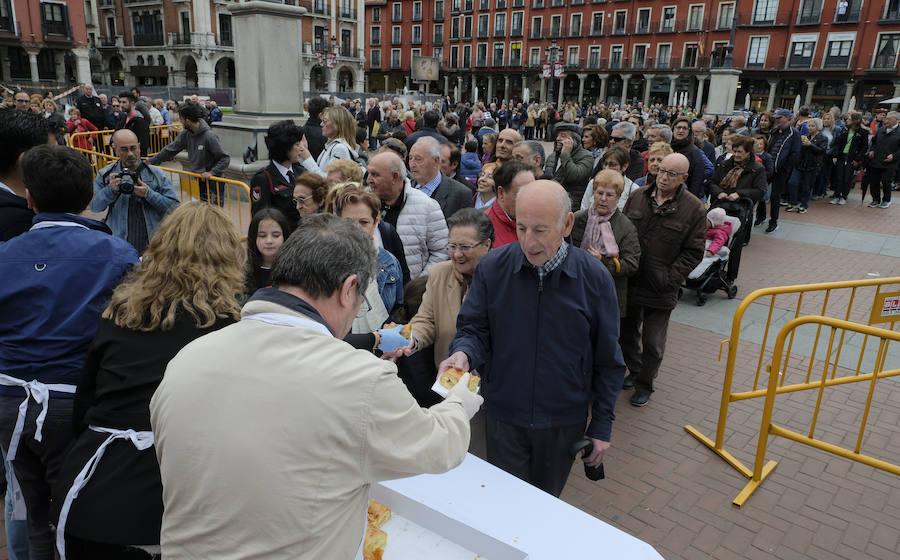 Degustación popular del dulce de la corona de San Pedro Regalado en la Plaza Mayor con motivo de las fiestas del patrón