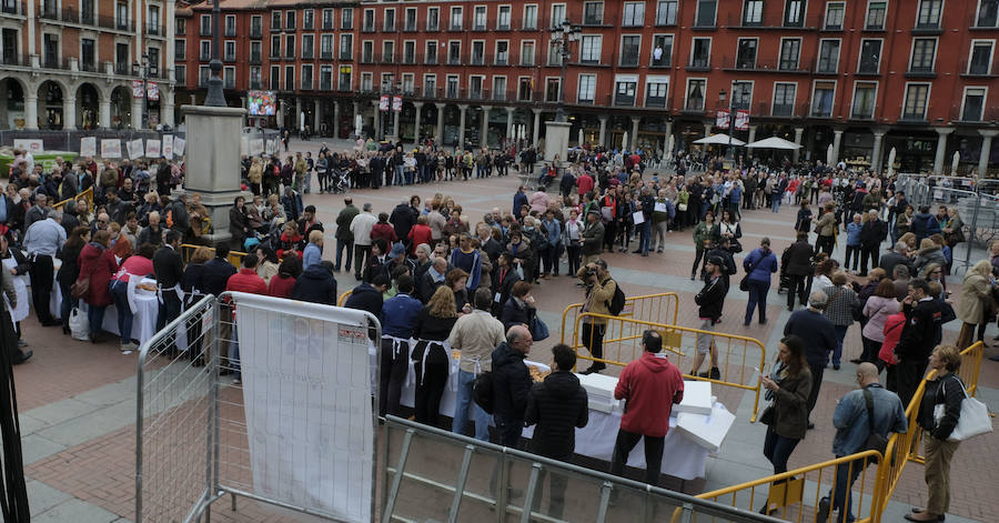 Degustación popular del dulce de la corona de San Pedro Regalado en la Plaza Mayor con motivo de las fiestas del patrón