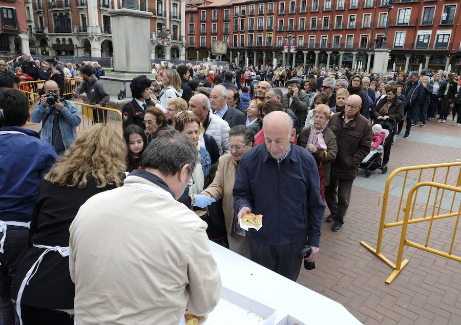 Degustación popular del dulce de la corona de San Pedro Regalado en la Plaza Mayor con motivo de las fiestas del patrón