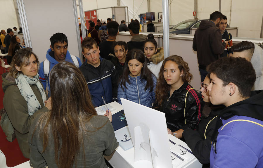 Fotos: El empleo se acerca a los jóvenes en Palencia