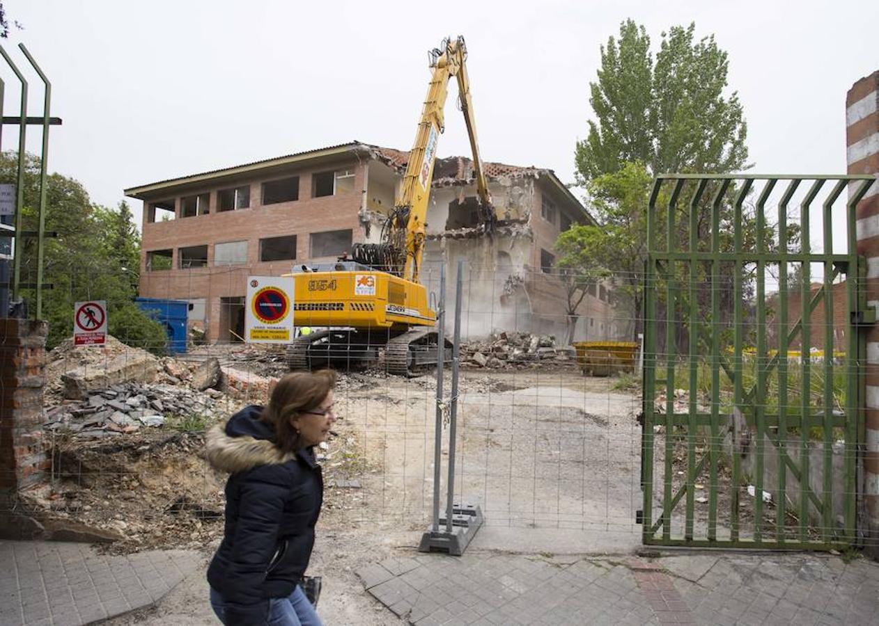 Una máquina retroexcavadora ha iniciado el derribo del antiguo Instituto Santa Teresa en Valladolid.