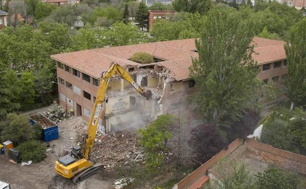 La retroexcavadora de 70 toneladas trabaja desde ayer en la demolición del instituto Santa Teresa de Jesús, en La Rondilla.