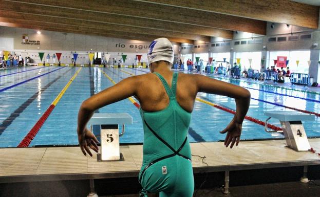 Una nadadora se dispone a lanzarse a la piscina de Río Esgueva. 