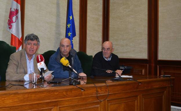 El alcalde, Alejo Riñones, a la izquierda, ha informado de varias cuestiones de interés para Béjar. 