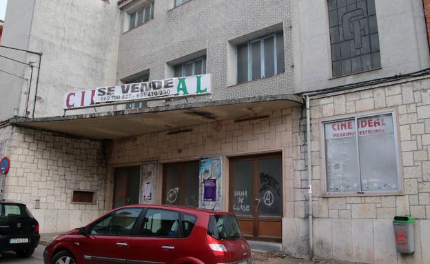 Entrada del antiguo cine Ideal de Cuéllar.