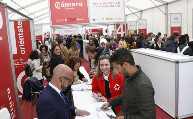 Demandantes de empleo en la Feria de Empleo y Emprendimiento. 