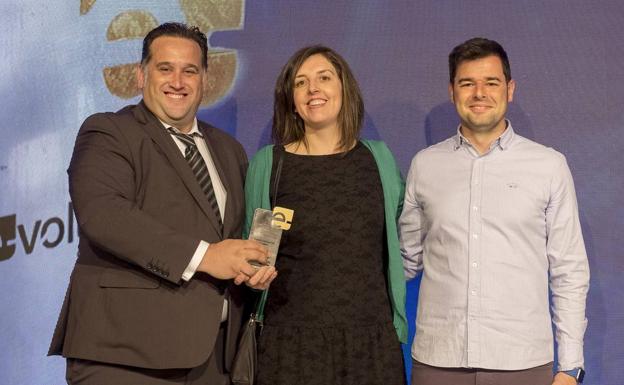 Oliver del Arco, de Aspama, entrega el premio a Raquel Pérez y Gonzalo González.