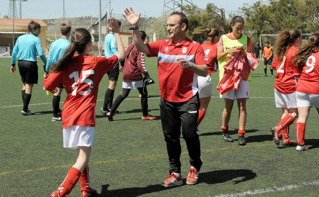 Martín Olmedo saluda a una de sus jugadoras. 