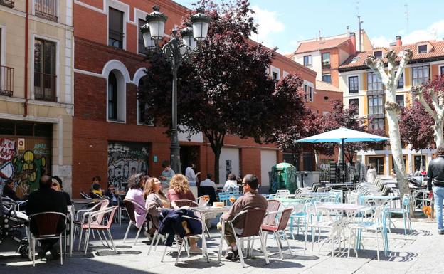 Las terrazas de la Plaza de cantarranas de Valladolid, durante el último fin de semana de abril. 