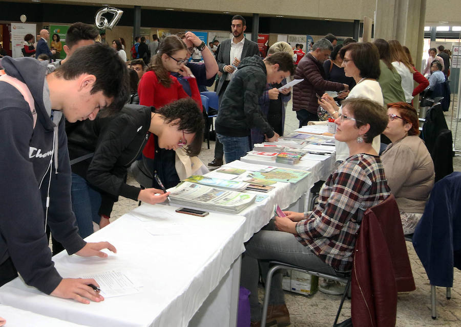 Asistentes a la Feria Tándem, en uno de los puestos de empresas y entidades.