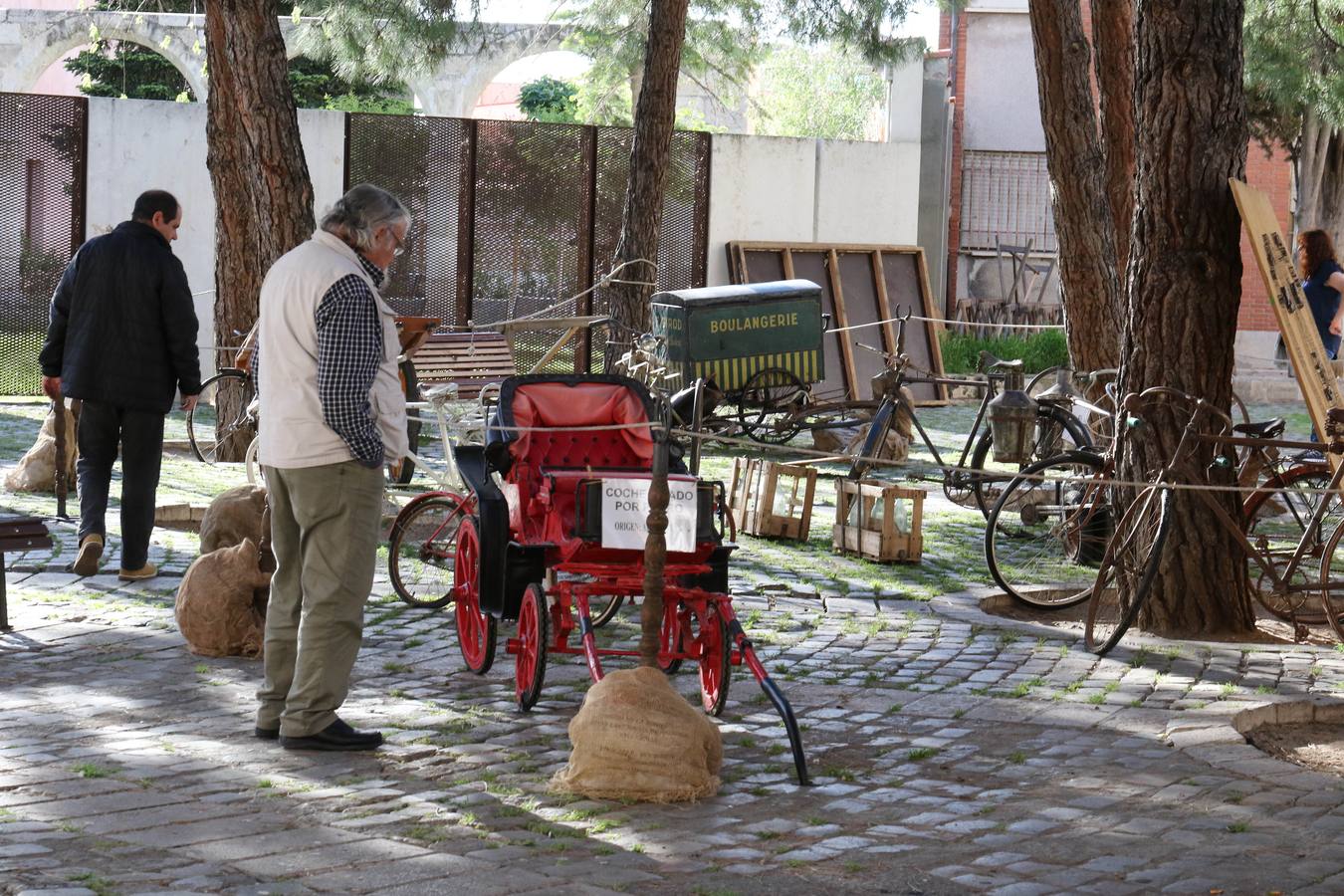 Cien puestos ambientados con la estética castellana del siglo XIX participan en esta edición, donde se podrán encontrar gran variedad de productos artesanos y de alimentación