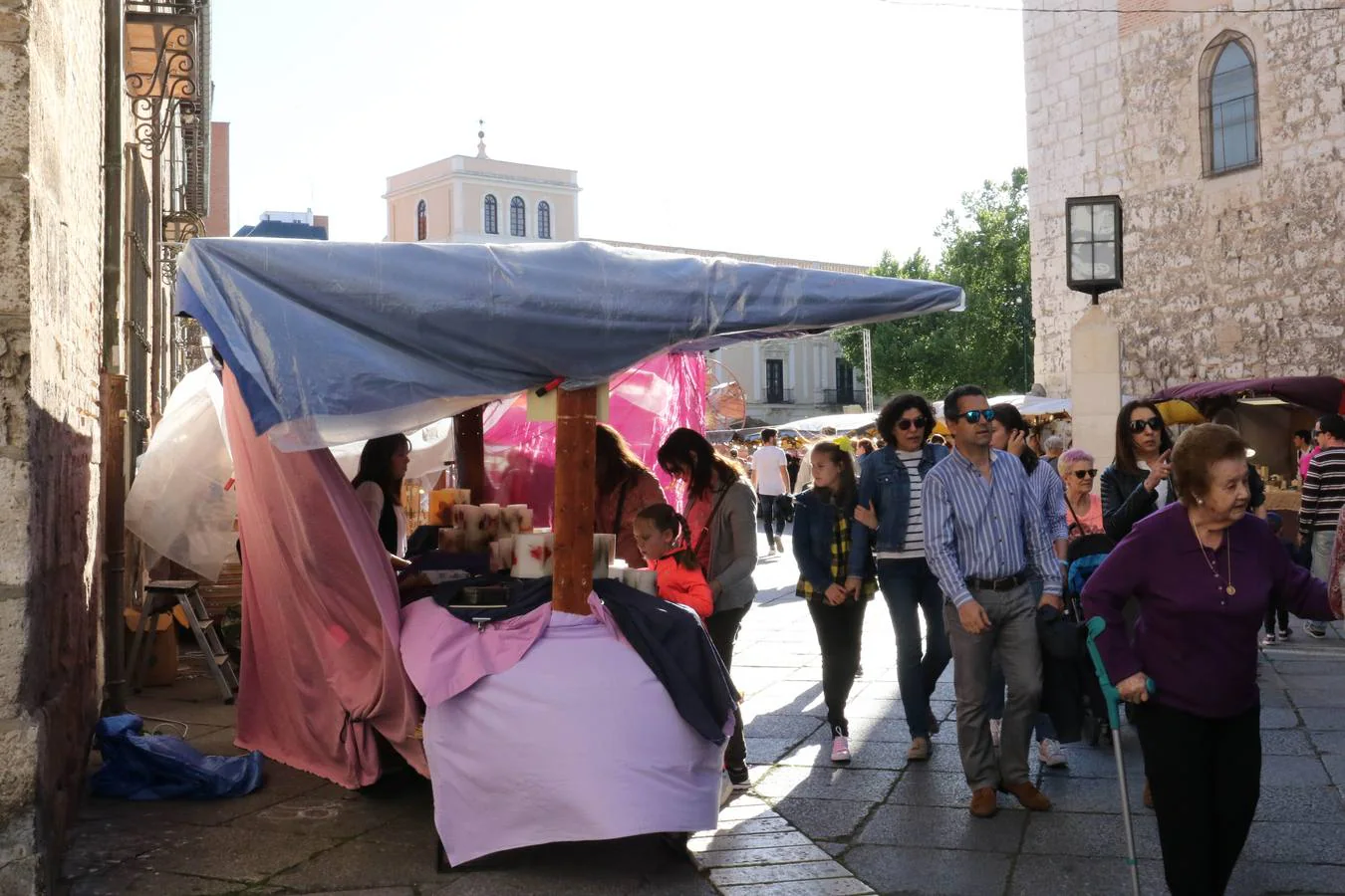 Cien puestos ambientados con la estética castellana del siglo XIX participan en esta edición, donde se podrán encontrar gran variedad de productos artesanos y de alimentación