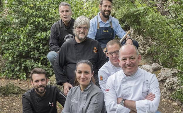 Los cocineros posan en el Campo Grande de Valladolid. 
