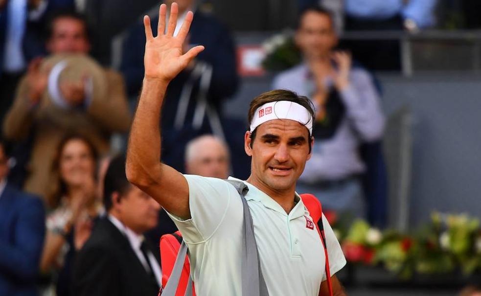 Roger Federer se despide del público de la Caja Mágica en Madrid tras perder ante Thiem. 