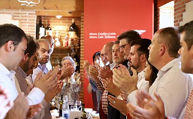 El candidato del PSOE a la Presidencia de la Junta, Luis Tudanca, junto al cabeza de lista por Segovia, José Luis Vázquez, da un aplauso de homenaje tras conocer la noticia del fallecimiento de Alfredo Pérez Rubalcaba. 