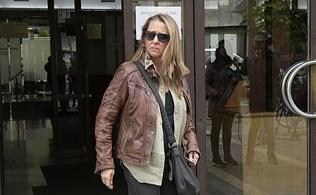 Rosario Morchón, esta mañana, a la salida de los juzgados.