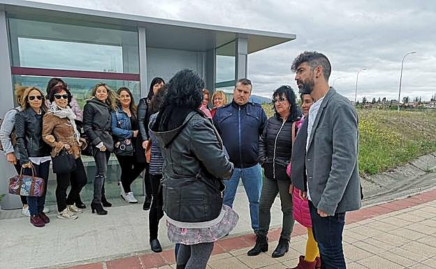 Varias auxiliares dialogan con representantes de Centrados, del PSOE y de Podemos, ayer en el exterior del Centro de Servicios Sociales La Fuencisla. 