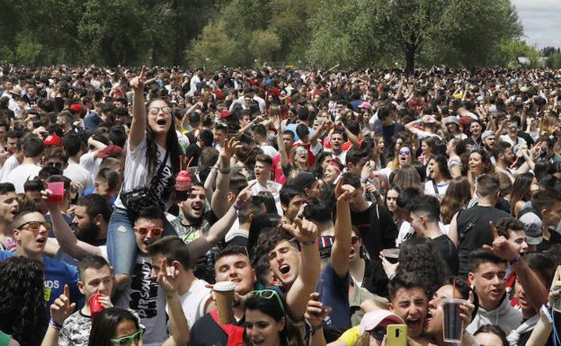 Los 10.000 jóvenes congregados ayer en Ribera Sur disfrutan de una de las actuaciones de la Fiesta de la ITA. 