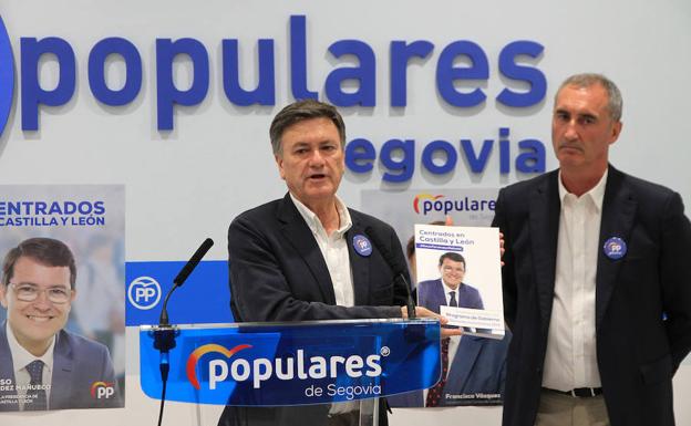 Francisco Vázquez muestra el programa electoral del PP regional en presencia del director de campaña en Segovia, José Mazarías. 