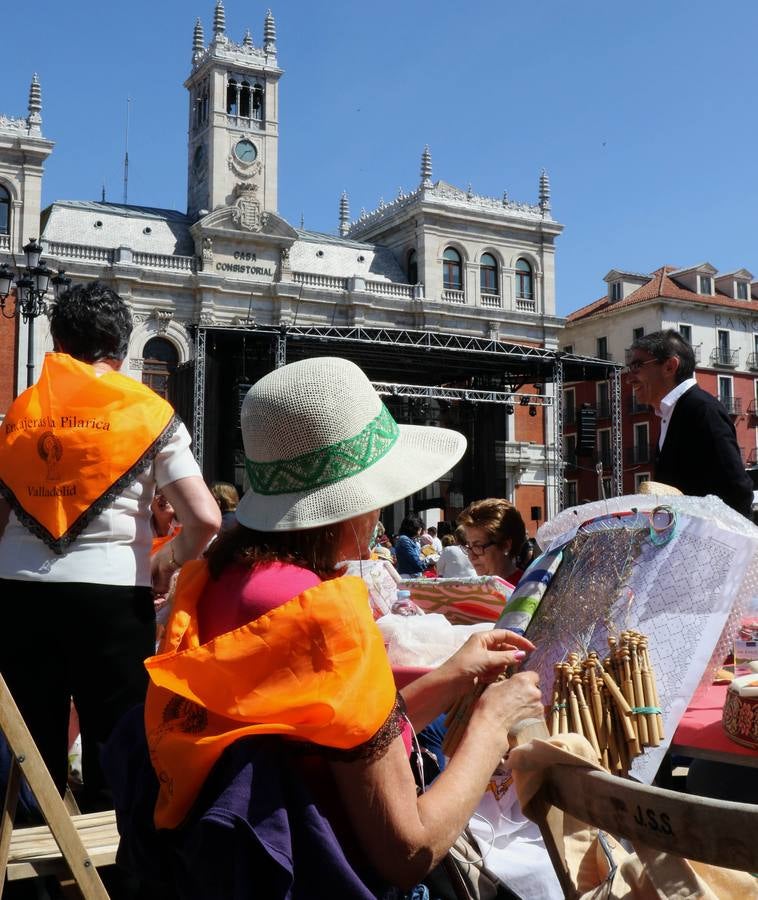 Fotos: Tercer encuentro de bolillos y vainicas en la Plaza Mayor de Valladolid