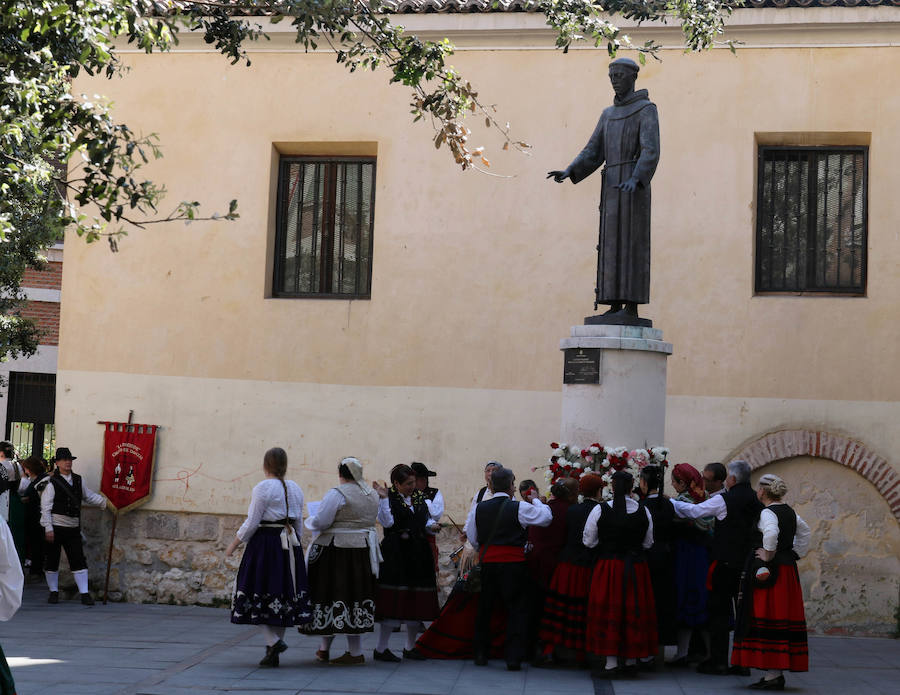 Fotos: Pasacalles y ofrenda floral a San Pedro Regalado