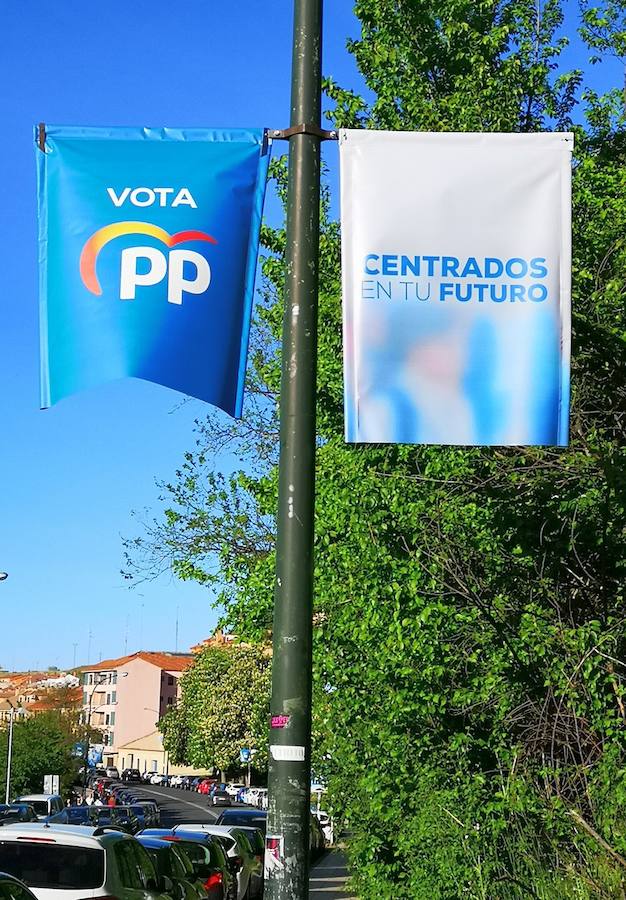 Banderolas de propaganda en una farola de Segovia.