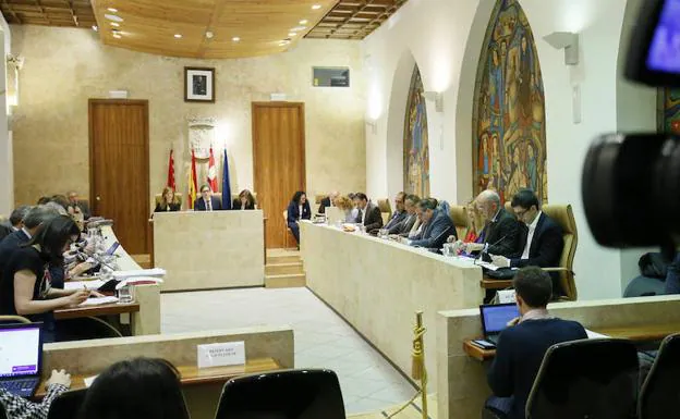 Salón de plenos del Ayuntamiento durante la sesión de ayer.