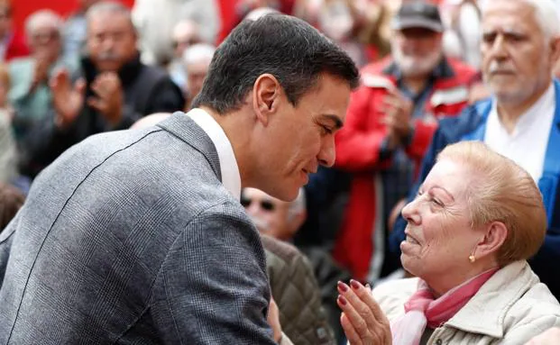 Pedro Sánchez, es recibido entre besos y abrazos por ancianos a su llegada a un acto en el Centro Municipal de Mayores Juan Muñoz, en Leganés.